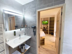 Deluxe Room, Hot Tub, River View | Bathroom | Free toiletries, hair dryer, towels - Logis Hôtel Restaurant Les 2 Rives - A75, en bordure de rivière (Banassac)