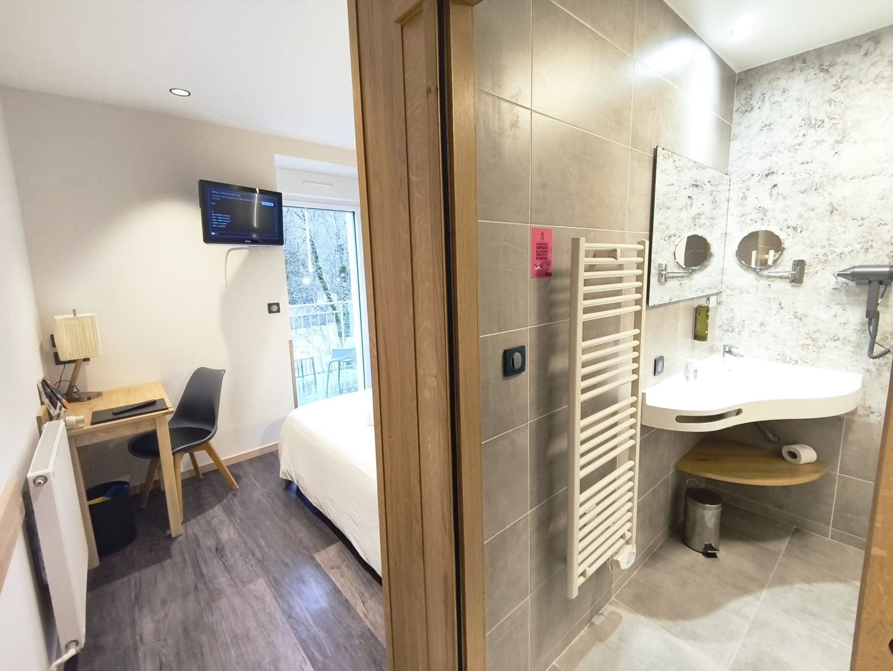 ห้องซูพีเรีย, ระเบียง, วิวแม่น้ำ | ห้องน้ำ | ของใช้ในห้องน้ำฟรี, ไดร์เป่าผม (มีให้บริการตามคำขอ), ผ้าเช็ดตัว