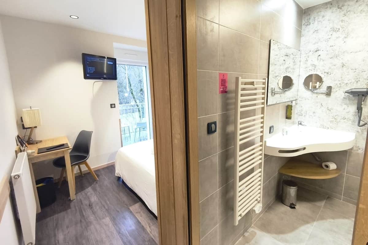 Superior Room, Balcony, River View | Bathroom | Free toiletries, hair dryer, towels