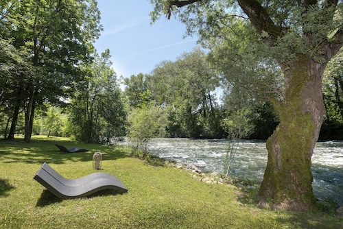 Logis Hôtel Restaurant Les 2 Rives - A75, en bordure de rivière