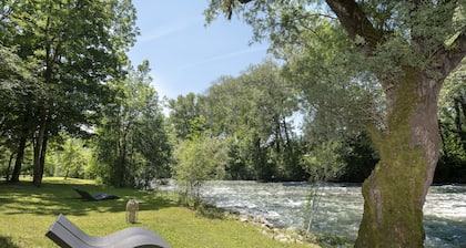 Logis Hôtel Restaurant Les 2 Rives - A75, en bordure de rivière