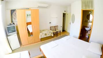 Triple Room | Desk, blackout curtains, free WiFi, bed sheets