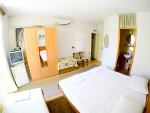 Habitación triple | Escritorio, cortinas blackout, wifi gratis y ropa de cama 