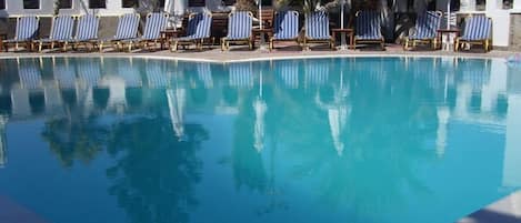 Außenpool, Sonnenschirme, Liegestühle