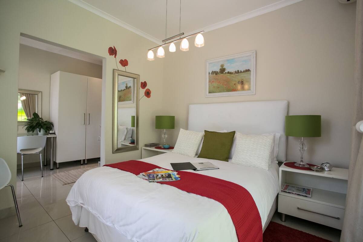 Peralatan tempat tidur premium, bar mini, meja, seterika/papan seterika 