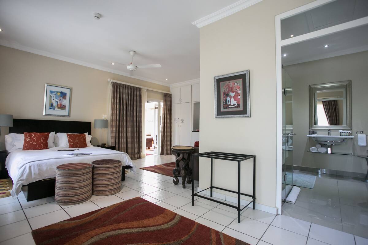 Peralatan tempat tidur premium, bar mini, meja, seterika/papan seterika 