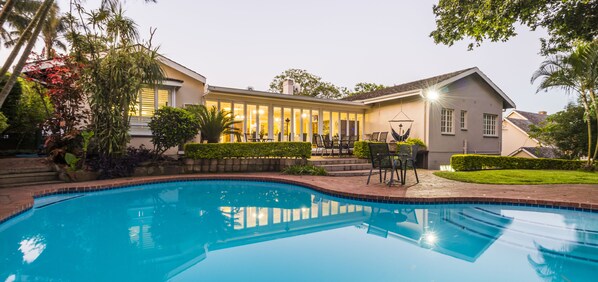 Ulkouima-allas, aurinkovarjoja, aurinkotuoleja