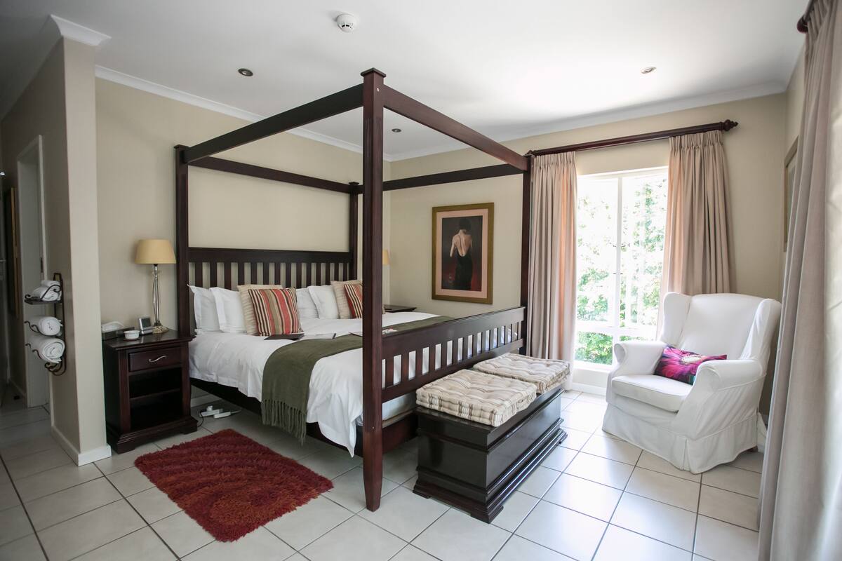 Peralatan tempat tidur premium, bar mini, meja, seterika/papan seterika 