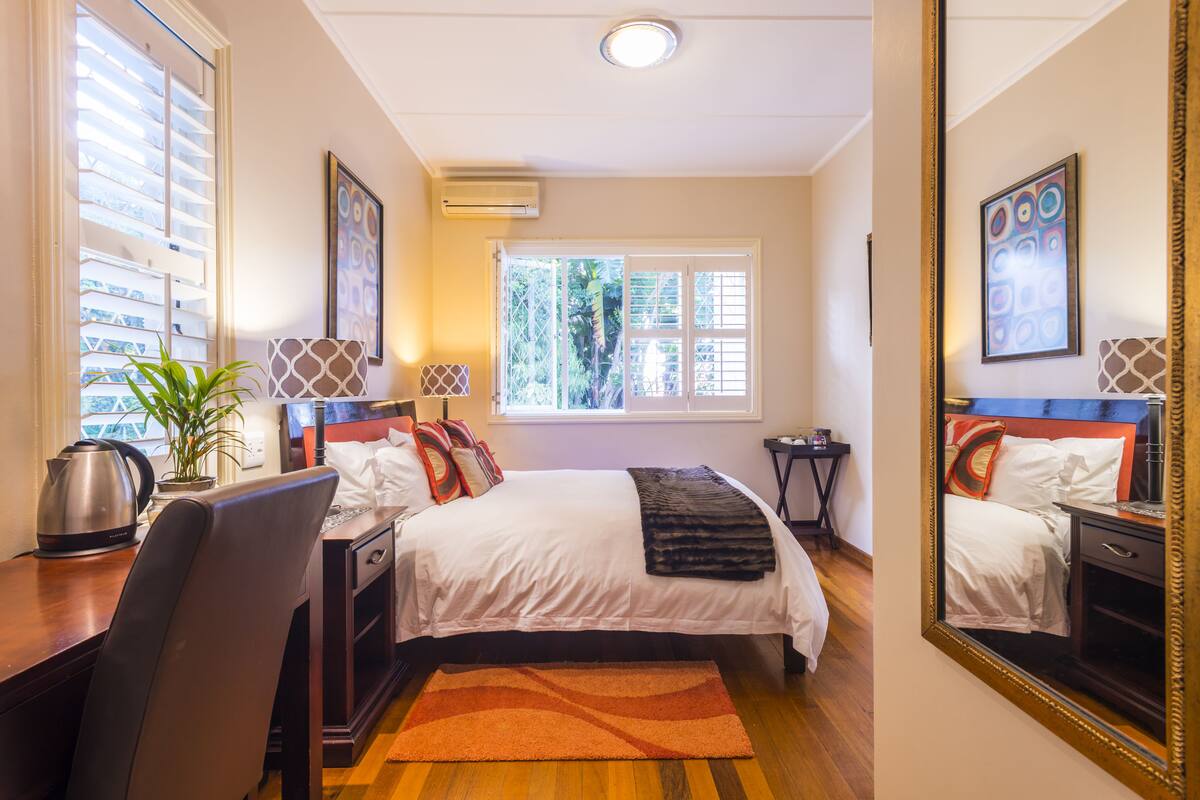 Peralatan tempat tidur premium, bar mini, meja, seterika/papan seterika 