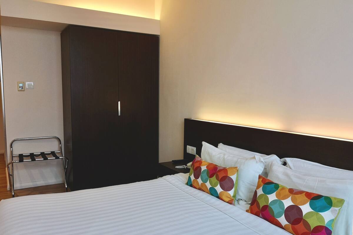 executive deluxe city view | 1 bedroom, down duvets, desk, laptop workspace