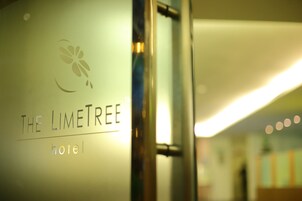 Señal de hotel con el nombre 'The Limetree Hotel'.