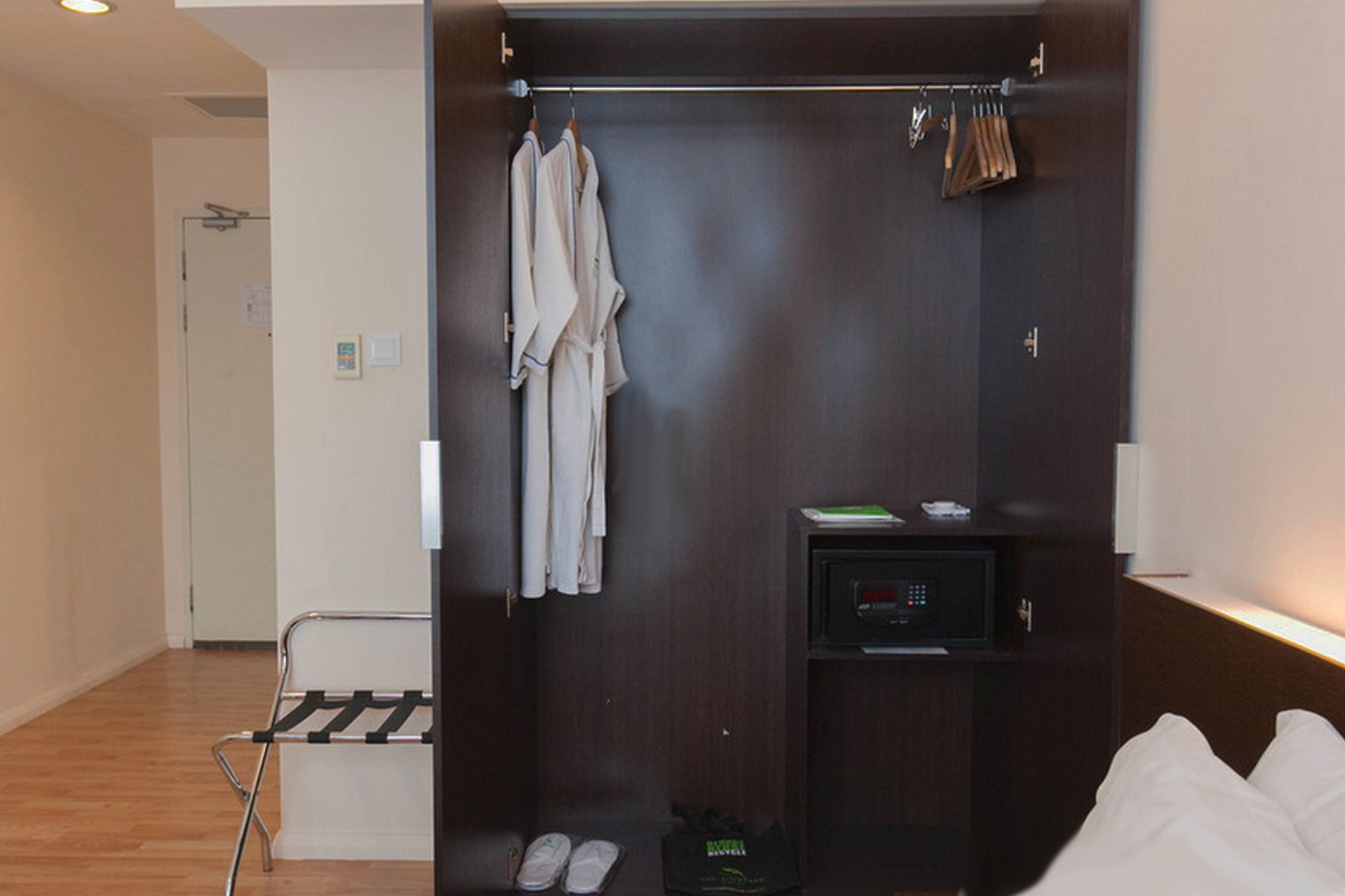 executive deluxe city view | 1 bedroom, down duvets, desk, laptop workspace