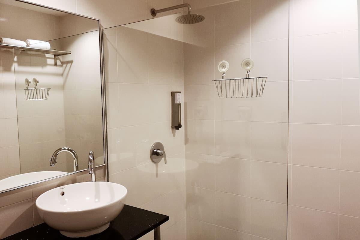 executive deluxe city view | bathroom | shower, rainfall showerhead, free toiletries, hair dryer