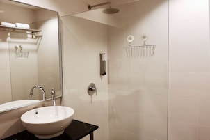 Shower, rainfall showerhead, free toiletries, hair dryer
