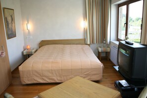 Zimmersafe, individuell dekoriert, Schreibtisch, Verdunkelungsvorhänge