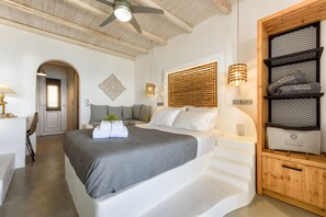 Studio Suite, Sea View | Living area | TV - Blue Waves Suites & Apartments To Kyma (Paros)