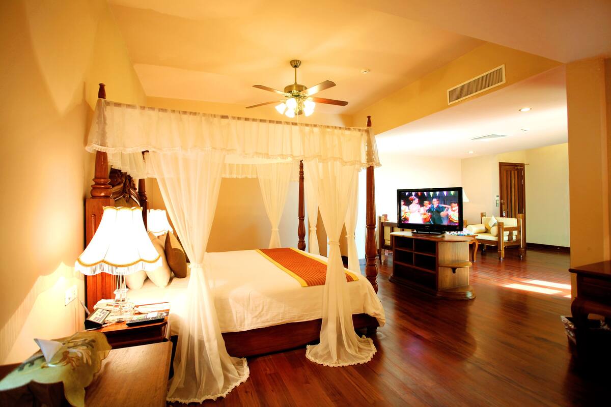 Business Suite | Minibar, in-room safe, desk, laptop workspace
