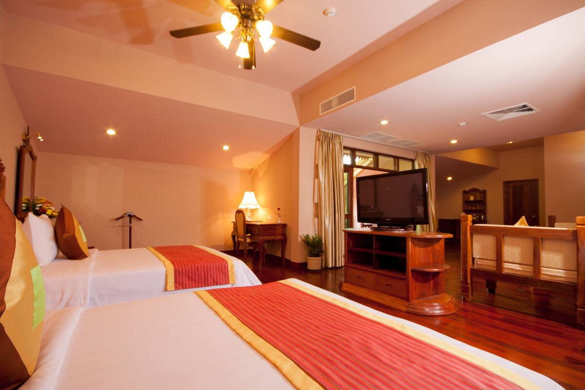 Junior Suite | Minibar, in-room safe, desk, laptop workspace