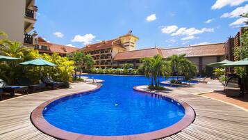 Piscina externa, guarda-sóis, espreguiçadeiras