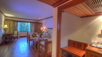 Business Suite | Minibar, in-room safe, individually decorated, desk