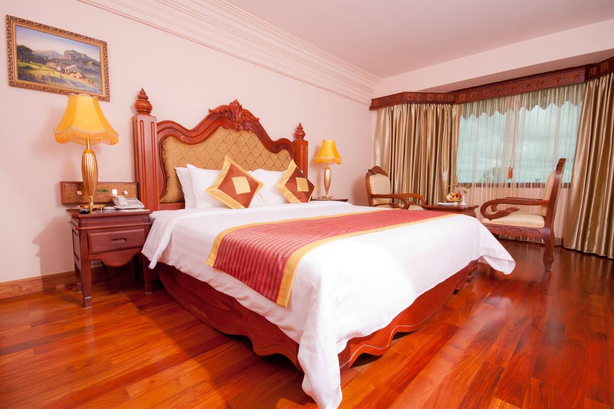 Deluxe Room | Minibar, in-room safe, desk, laptop workspace
