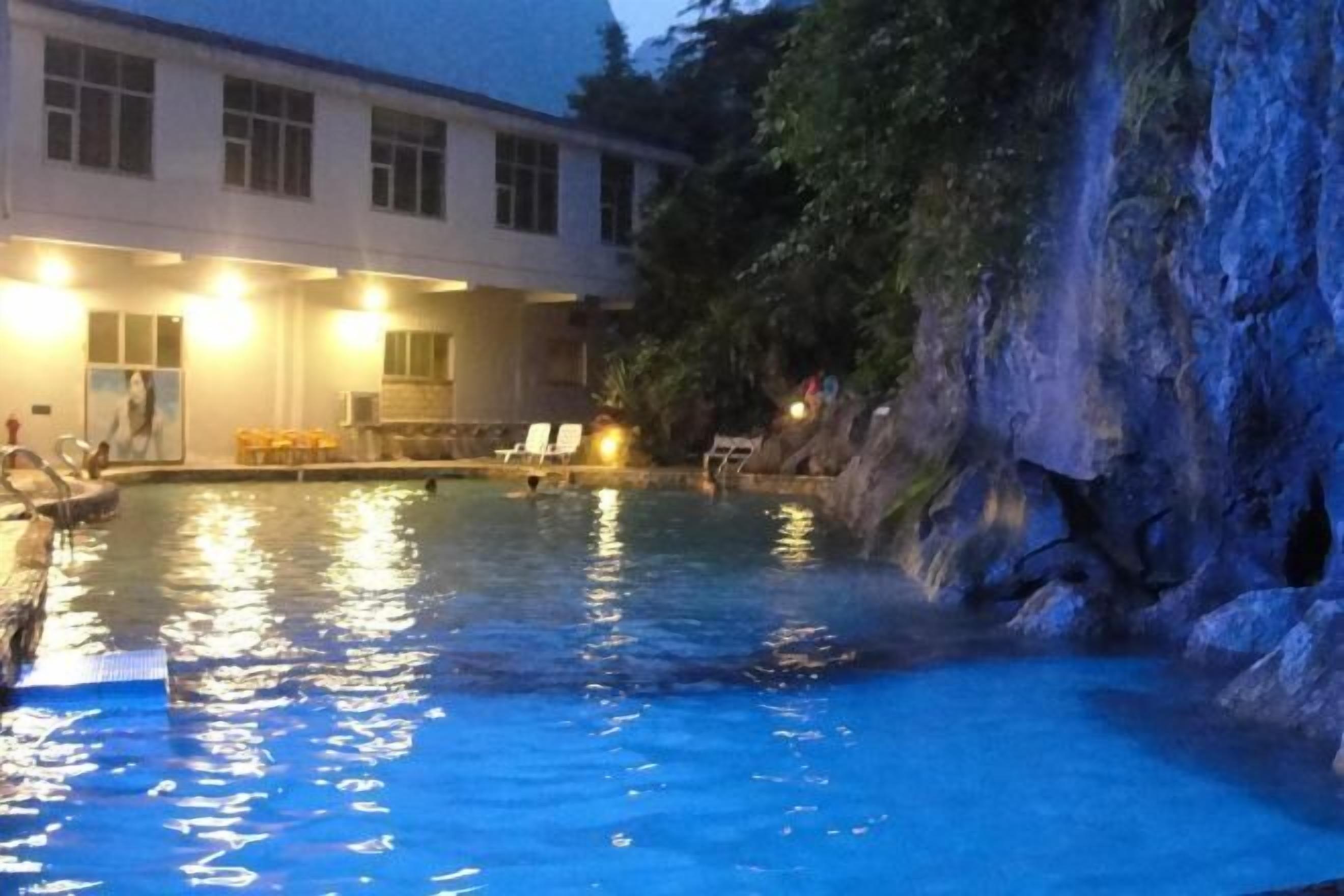 حمام سباحة خارجي