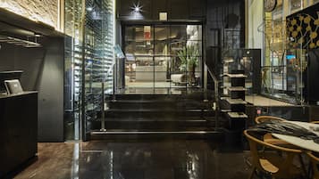 2 restaurantes, se sirven comidas, cenas y cocina española