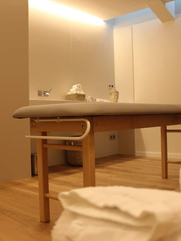 Sauna, body treatments, facials, 1 treatment room