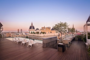 Outdoor pool, pool umbrellas, sun loungers