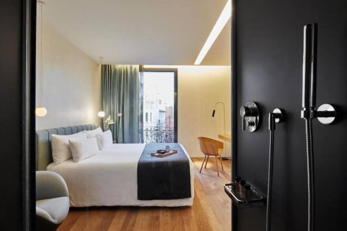 Egyptian cotton sheets, premium bedding, down comforters, minibar