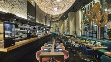 2 restaurantes; se sirven comidas y cenas