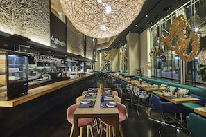 2 restaurants; lunch and dinner served - Ohla Barcelona (Barcelona)
