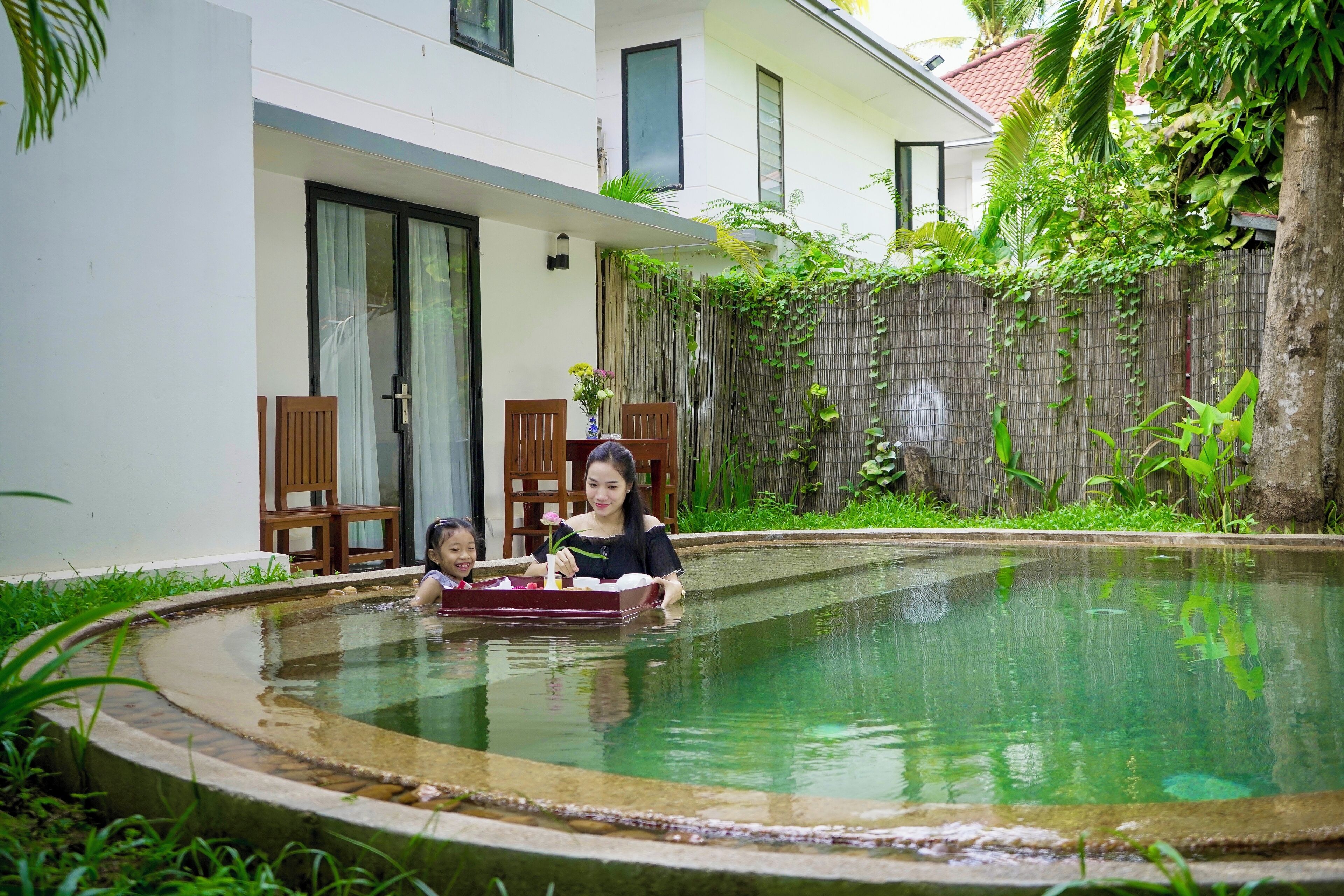 breakfast, lunch, dinner served; international cuisine, pool views