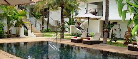 Piscine extérieure, parasols de plage