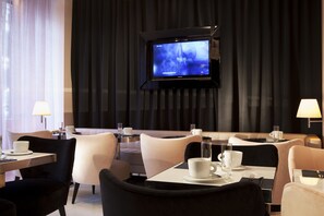 Daily cooked-to-order breakfast (EUR 18 per person)