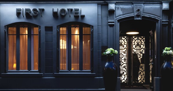 Suite with Eiffel view | Front of property