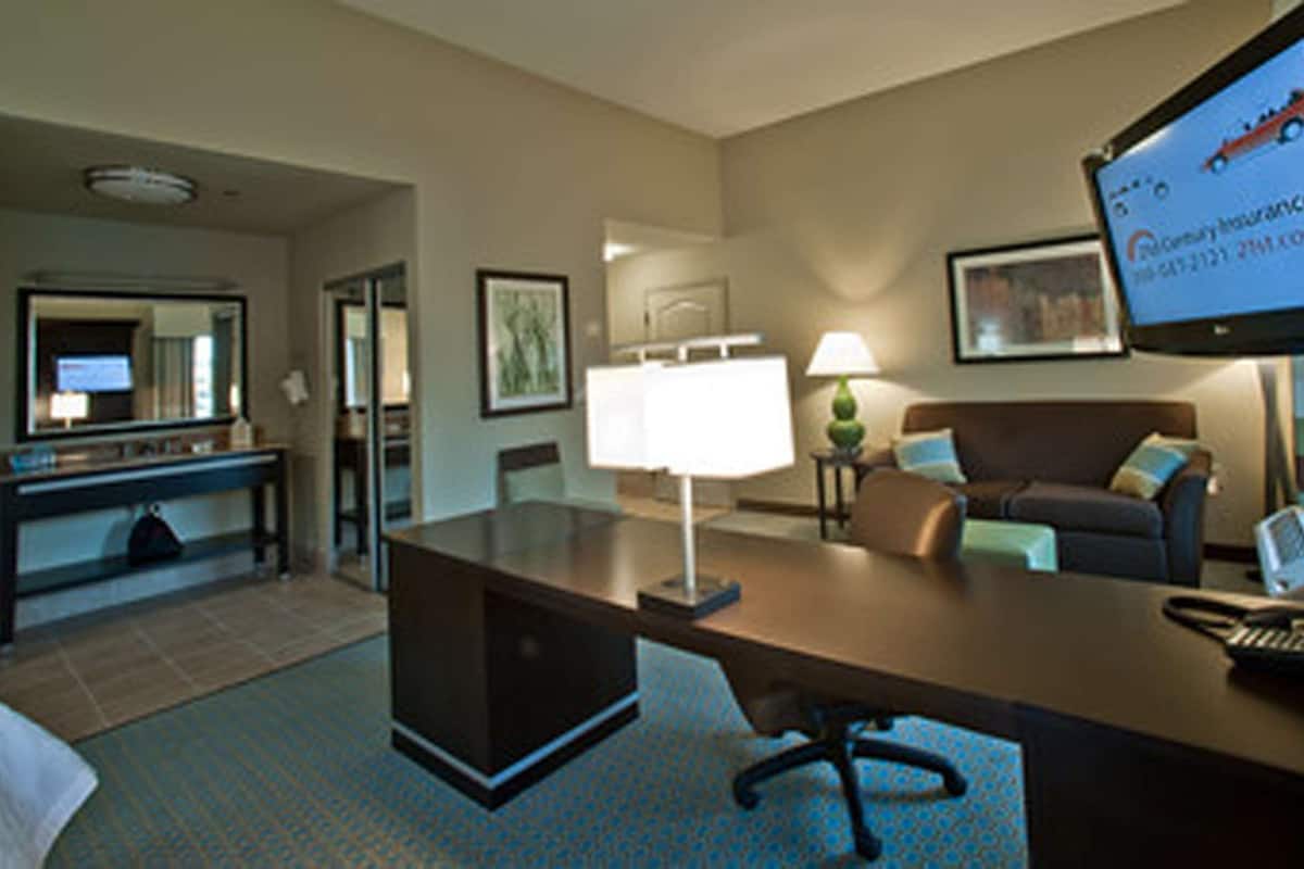 king studio suite | living area | 32-inch flat-screen tv with cable channels, tv, pay films