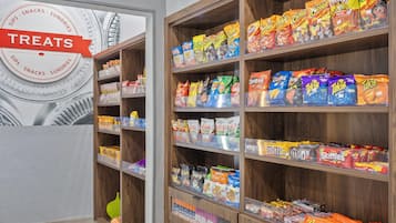 Ein Verkaufsregal voller verpackter Snacks und ein Schild, das den Bereich kennzeichnet.