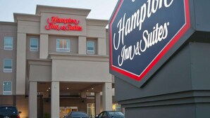 A Hampton Inn & Suites sign with a clear view of the building's entrance and parking lot. - Hampton Inn & Suites Denison (Denison)