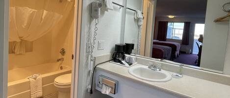 Ensemble douche/baignoire, baignoire relaxante profonde, sèche-cheveux