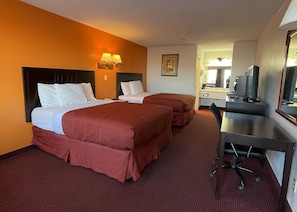Combined shower/bathtub, deep-soaking bathtub, hair dryer, towels - Antilley Inn (Abilene)