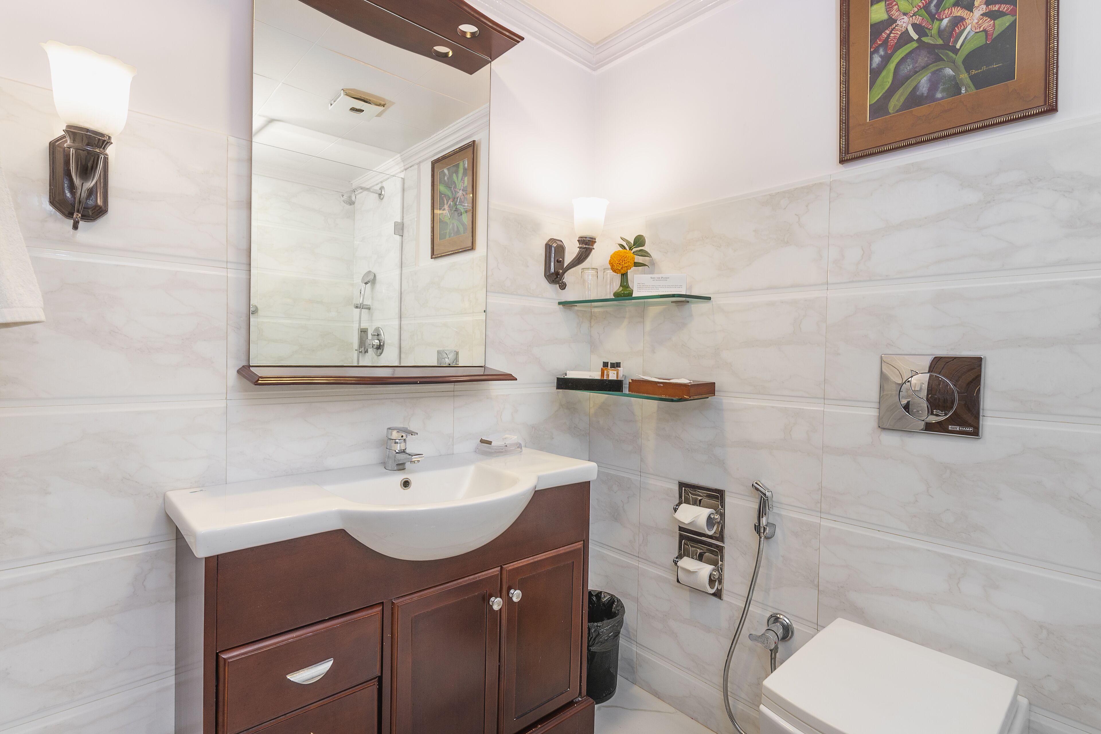 combined shower/bathtub, free toiletries, towels