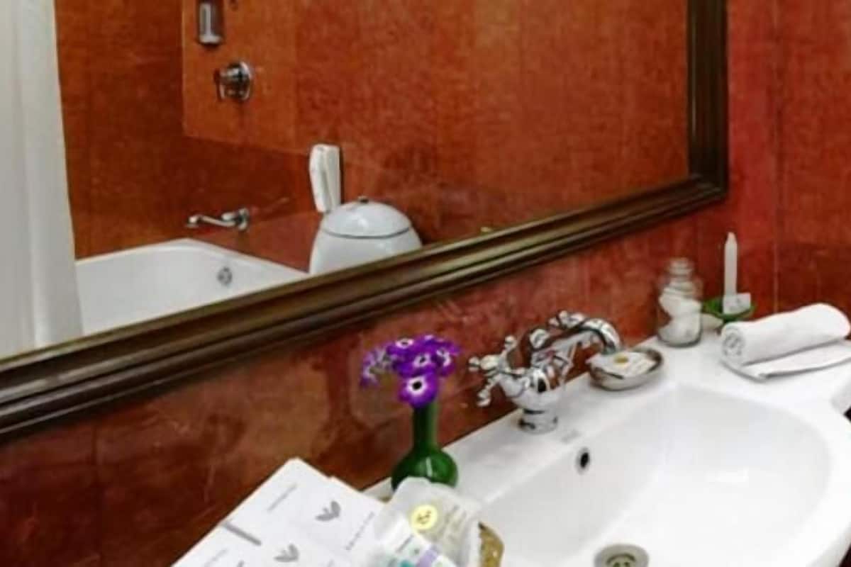 combined shower/bathtub, free toiletries, towels