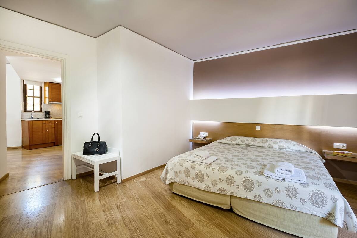Premium bedding, in-room safe, soundproofing, WiFi (free)