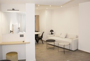 高级开间 | 起居区 | 32-英寸LED 电视 （配备卫星频道）、电视