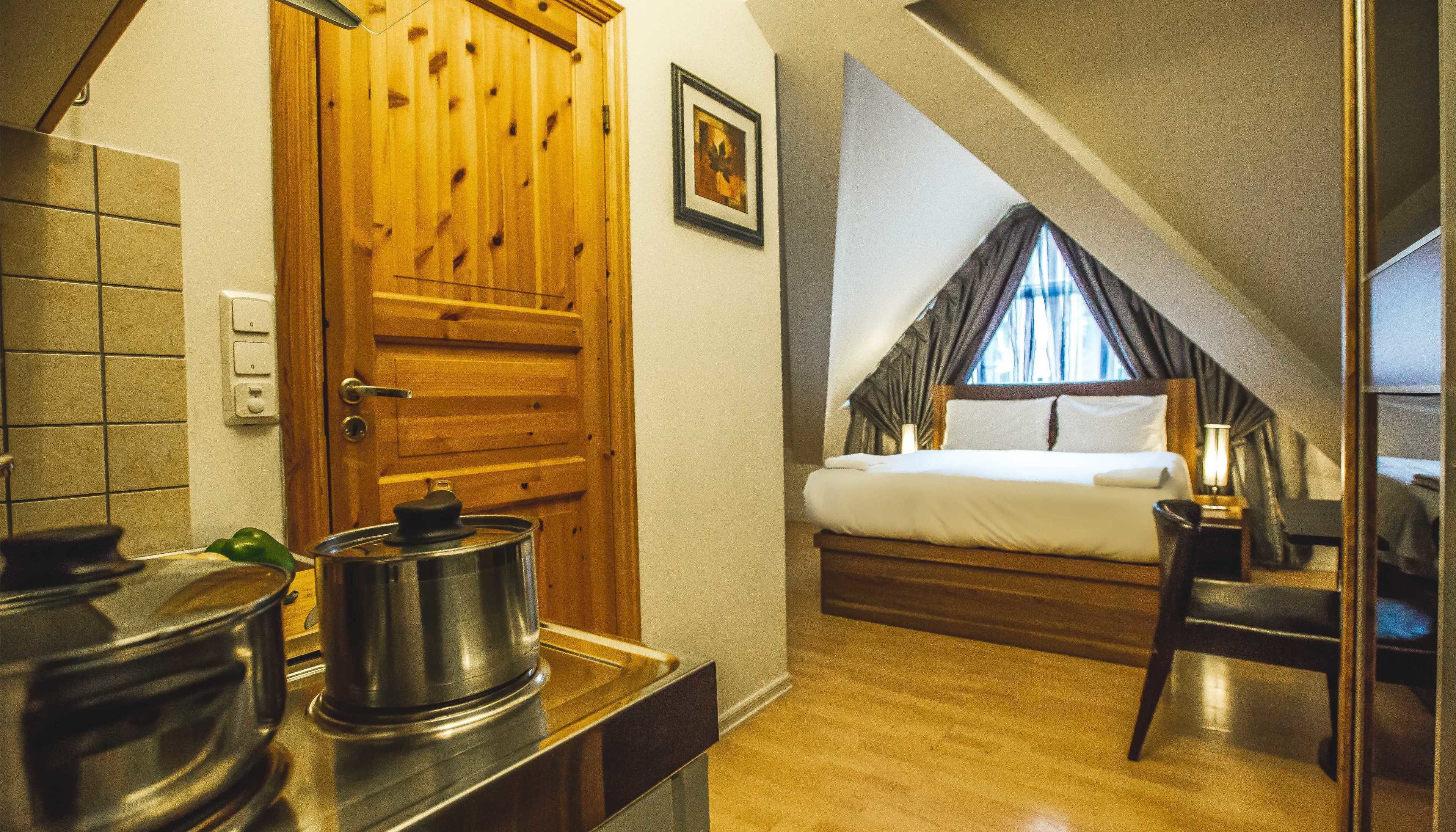 Budget Double Room | Tirai kedap cahaya, setrika/meja setrika, dan Wi-Fi gratis