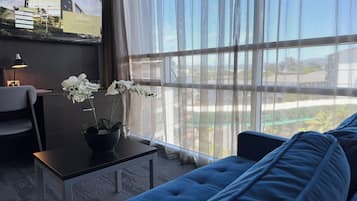 Apartment, 1 Bedroom | Ruang tamu | 32 inci televisyen LCD dengan digital, TV, pemain DVD