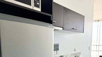 Apartment, 1 Bedroom | Dapur peribadi | Peti sejuk/penyejuk beku saiz penuh, ketuhar gelombang mikro, dapur
