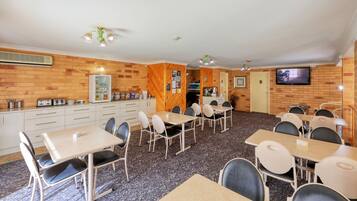 Café da manhã com buffet mediante uma taxa durante a semana