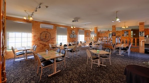 供應早餐和晚餐